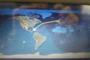Infoscherm aan boord bij het vliegen naar Cuba