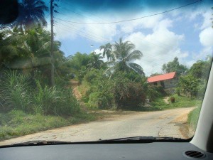 Autoweg net buiten Baracoa Cuba