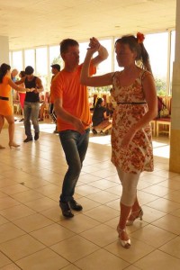 Hilda Bosma en Martin dansen tijdens een dansprogramma in Santiago de Cuba
