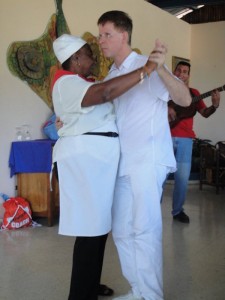 Martin danst Cubaase salsa met de chef kok na de dansles