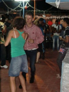Peggy en Martin dansen de chachacha op life muziek op het dakterras in Santiago de Cuba tijdens de avondparty van de bruiloft van Clarissa & Martin op 12-12-12