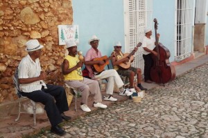 Muziek en dans op straat in Trinidad Cuba