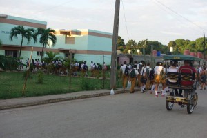 Scholieren op weg naar school in Trinidad Cuba