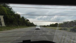 Op de Cubaanse snelweg van Santiago de Cuba op weg naar Bayamo
