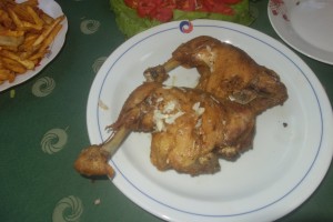 Heerlijke kippenpoten tijdens een lunch buiten Santiago de Cuba