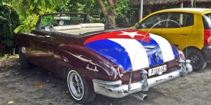 Oldtimer met de Cubaanse vlag in Havana