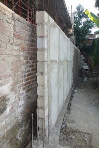 Muur van 10 meter met waar een aantal kolommen in komen later