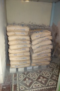Cement voorraad in voormalige slaapkamer oude huis
