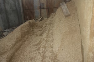 Zand voorraad naast het oude huis