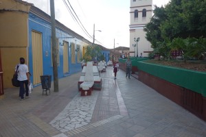 De boulevard van Baracoa met Casa de la Trova