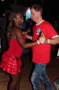 Clarissa en Martin dansen de Cubaanse Salsa bij Dias Cubanos