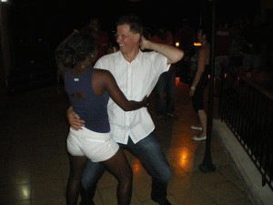 Clarissa en Martin dansen de Cubaanse Salsa op het dakterras van hotel Libertad in Santiago de Cuba