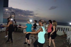 Cubaanse Salsa dansles bij een ondergaande zon in Havana