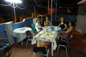 Gast aan tafel tijdens dansreis in Cuba