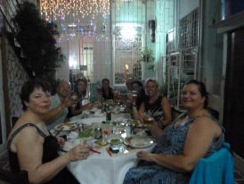 Gast aan tafel tijdens dansprogramma in Santiago de Cuba