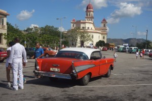 Oldtimer bij el Cobre in Cuba