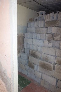 Betonblokken voorraadkamer tot het plafond volgeladen