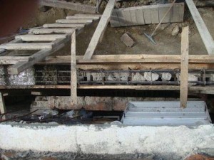 Rachon geplaatst op de betonblokken onder het betonijzer in de bekisting van een cerramiento