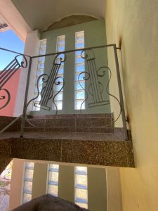 Balustrade trap voor de gasten